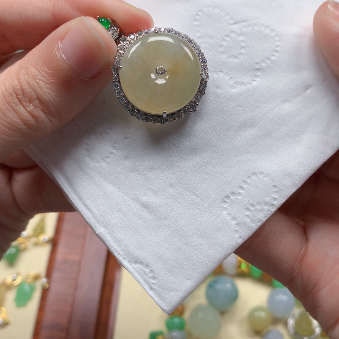 翡翠未镶嵌颈饰是