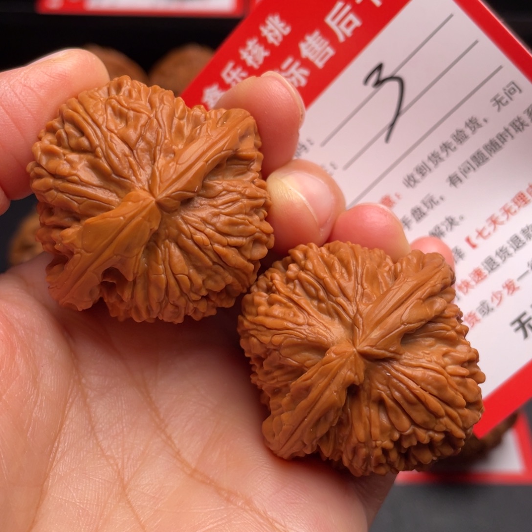 文玩核桃把件粗棱白狮子40尺