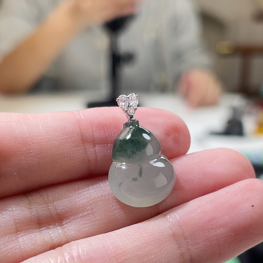 翡翠未镶嵌颈饰葫芦
