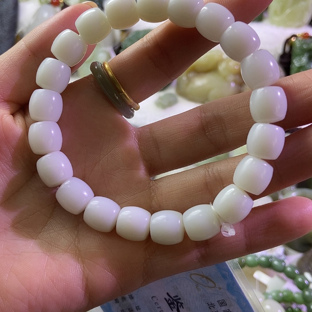 和田玉（糖玉）颈饰未镶嵌伟*吖