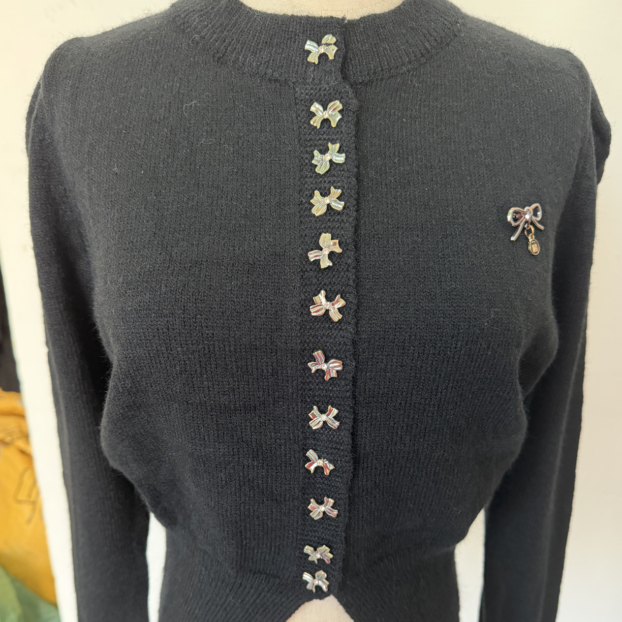 短款时尚显瘦针织黑色毛衣