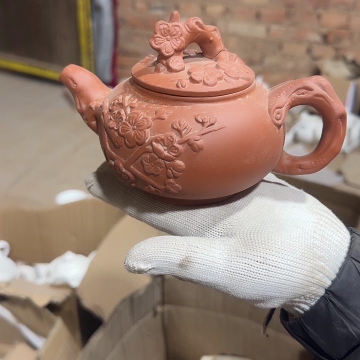 库存微瑕紫砂壶一个