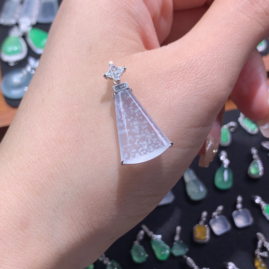 翡翠9K金镶嵌颈饰玻璃木纳雪花棉无事牌