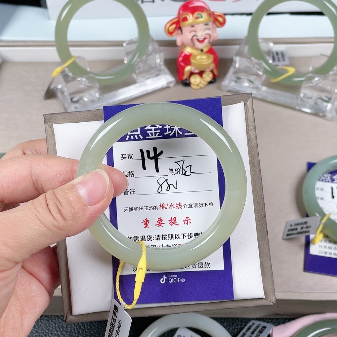 和田玉手镯未镶嵌