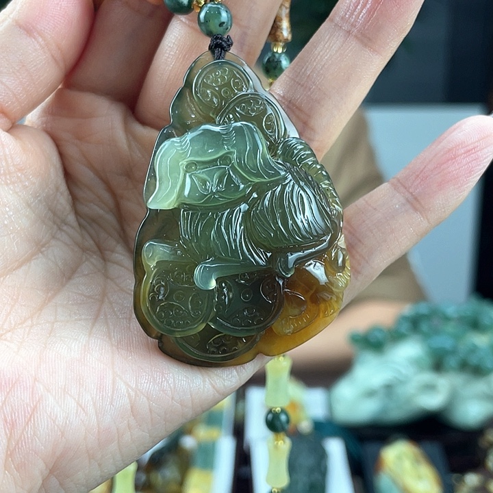 蛇纹石玉颈饰未镶嵌