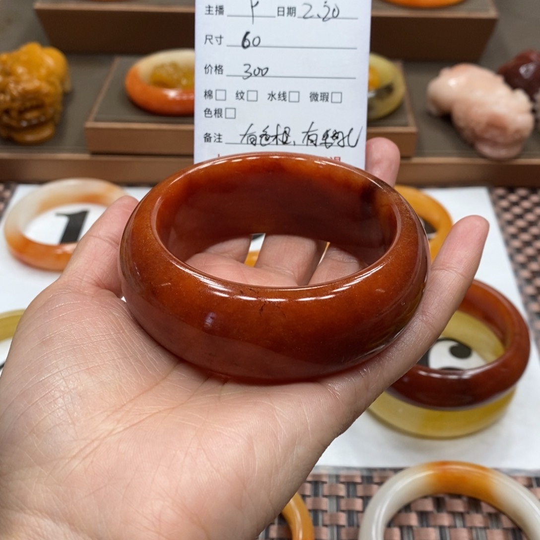 石英质玉（黄龙玉）手镯未镶嵌小**姐