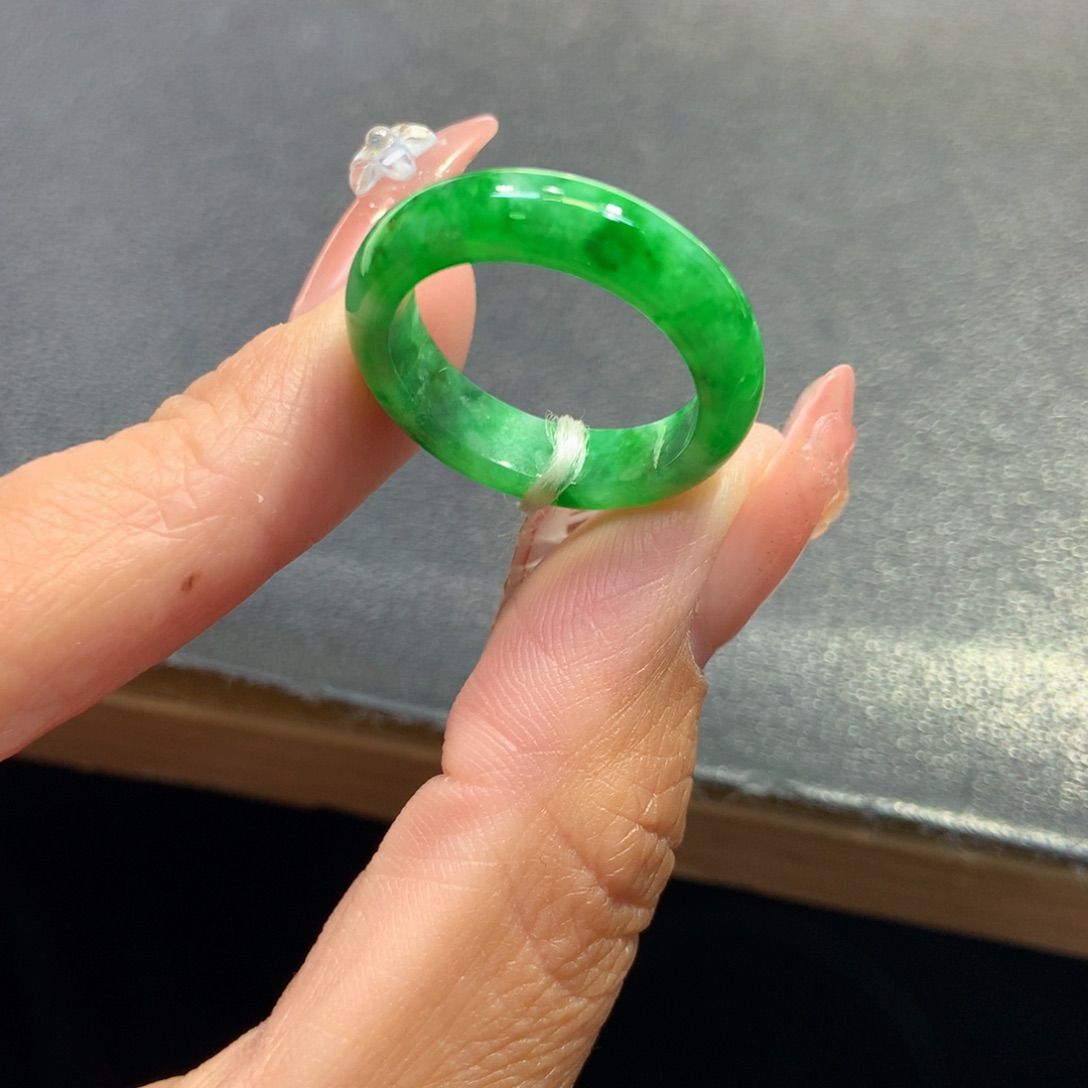 翡翠戒指未镶嵌翡翠
