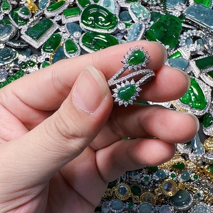 翡翠颈饰未镶嵌天然A货翡翠放漏