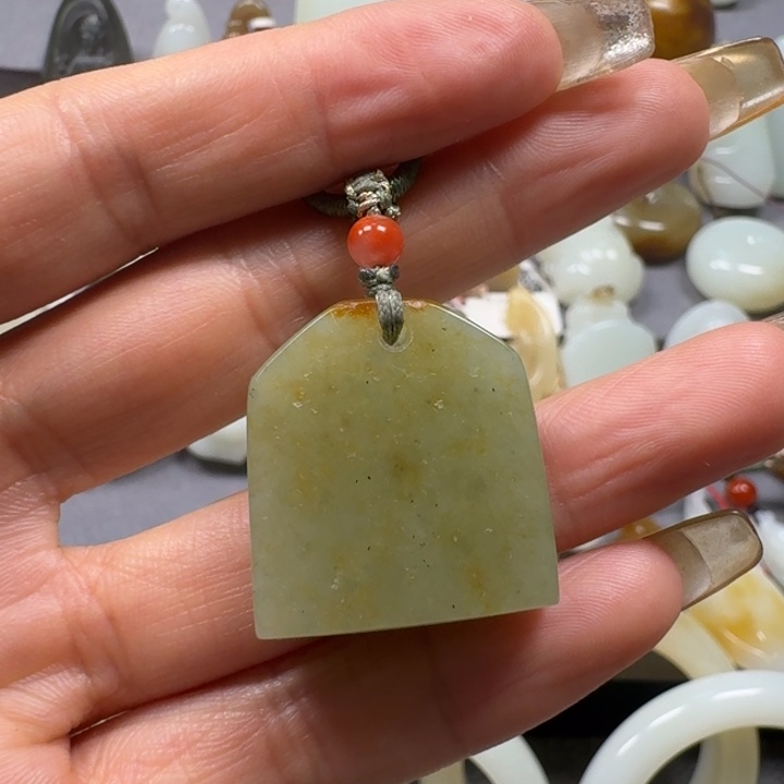 和田玉颈饰未镶嵌一****?