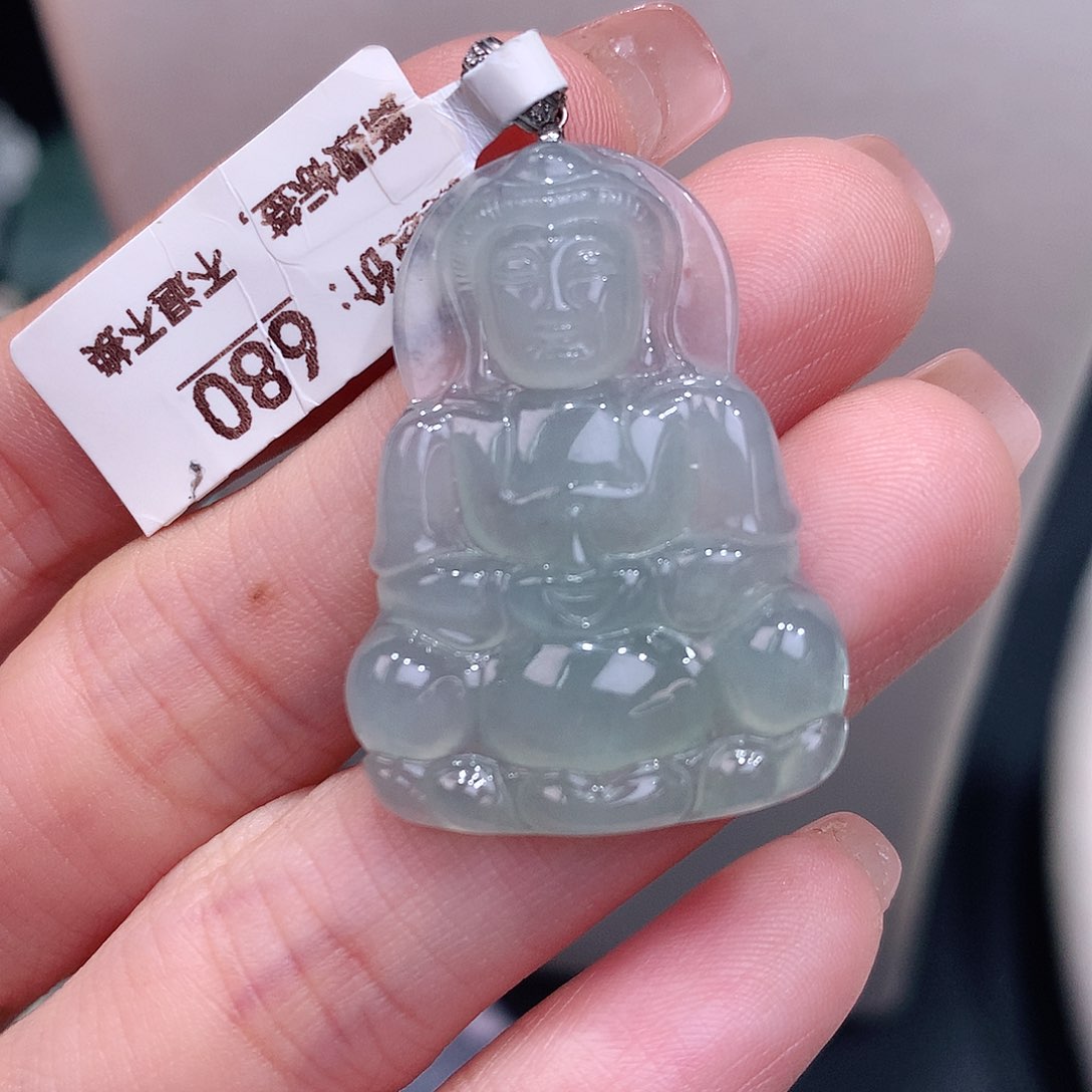 颈饰18K金镶嵌翡翠晴底观音