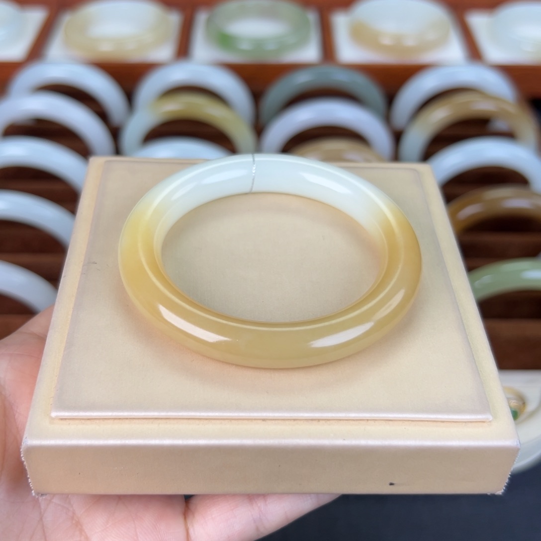 和田玉手镯未镶嵌和田玉