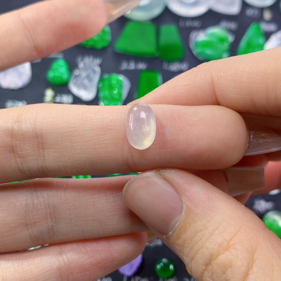 翡翠颈饰未镶嵌冰蛋