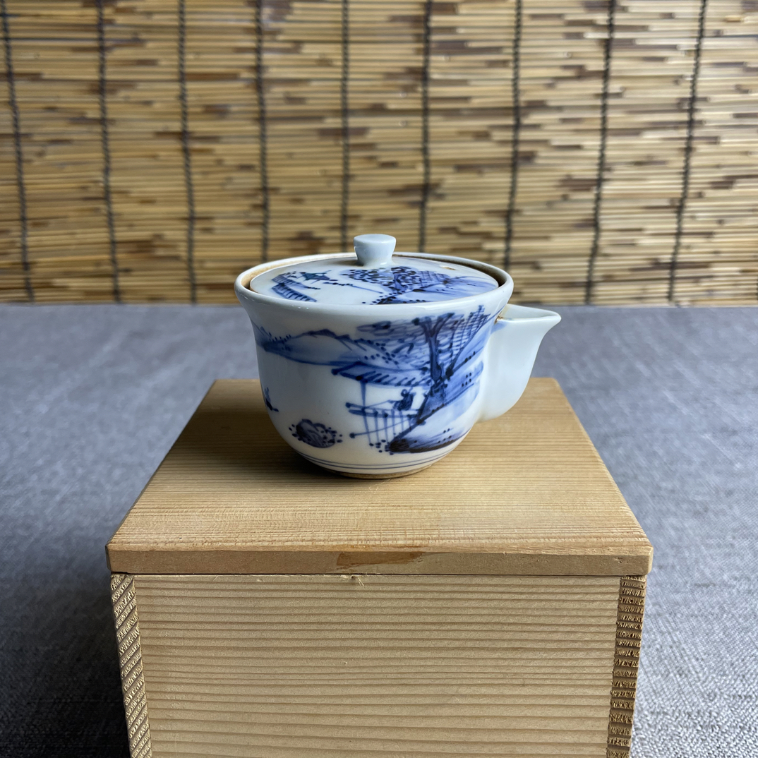 竹泉青花山水老宝瓶】出自瓷艺名家竹泉，是一件颇具岁月感的老茶器