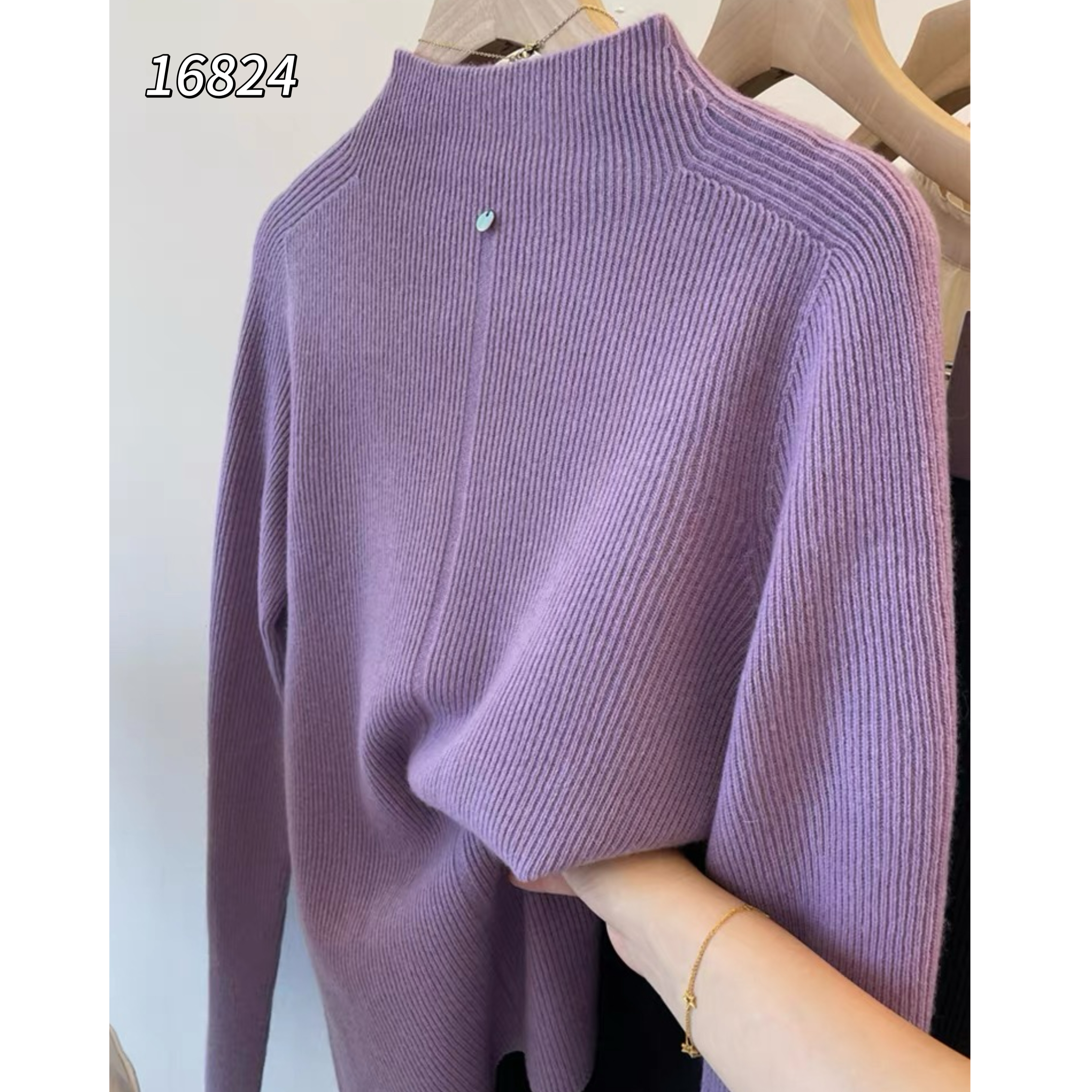 16824（部分无水洗唛，介意慎拍）CHUXUN半高领后背贝母扣针织衫