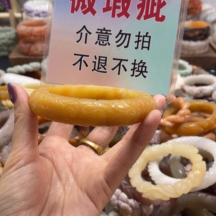 用***8未镶嵌手镯石英质玉