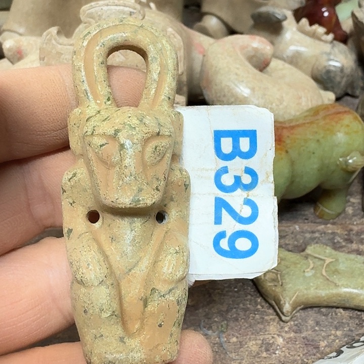 蛇纹石玉颈饰未镶嵌