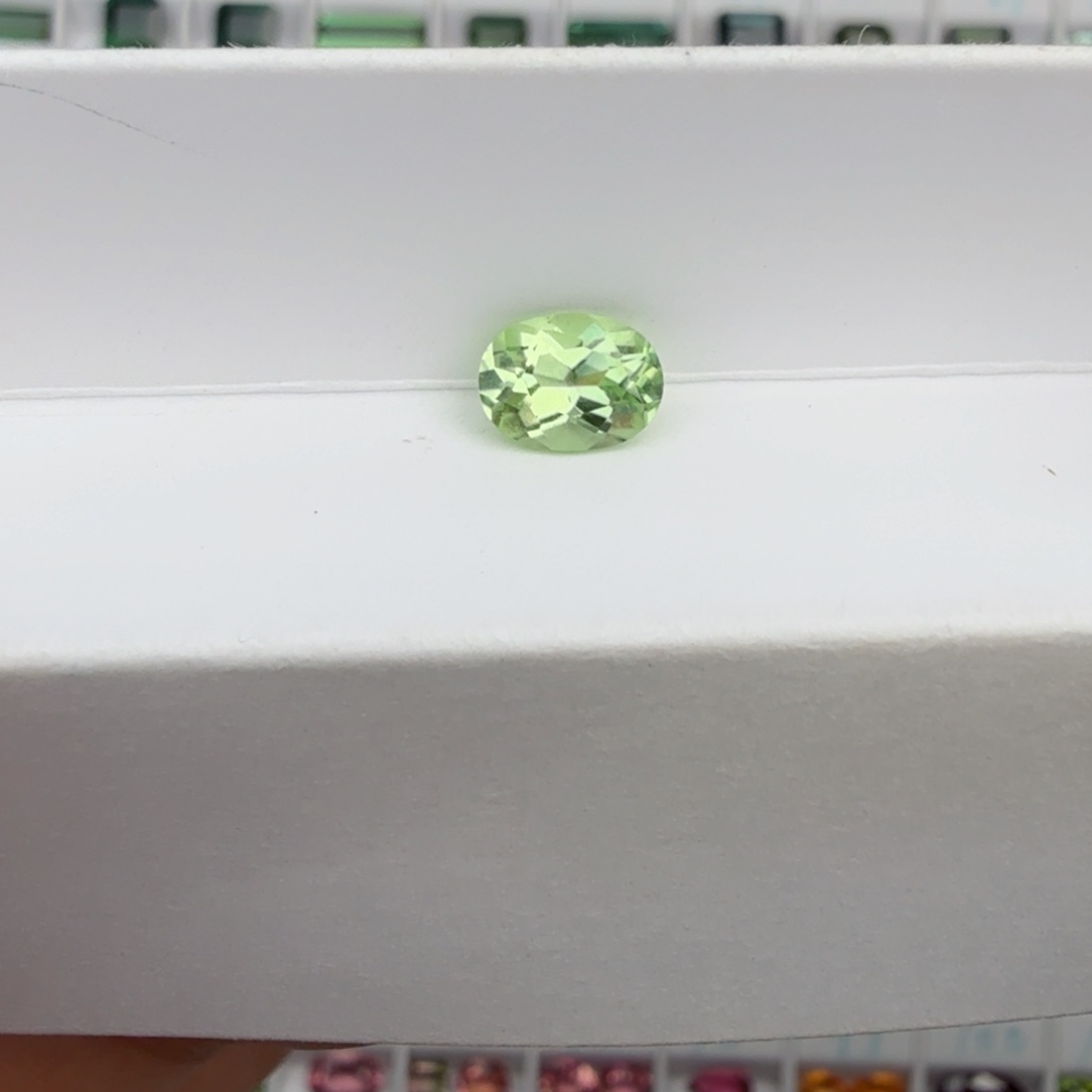 笔搁未镶嵌橄榄石天然1.43克拉