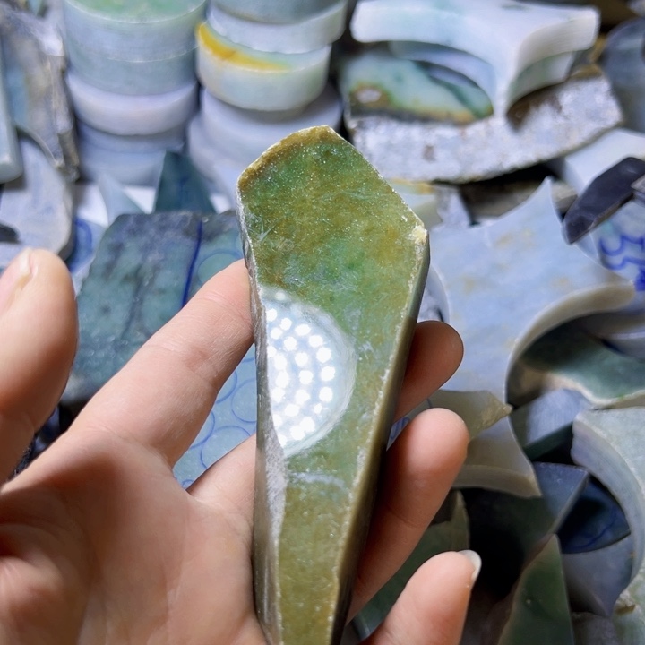 颈饰未镶嵌翡翠江*