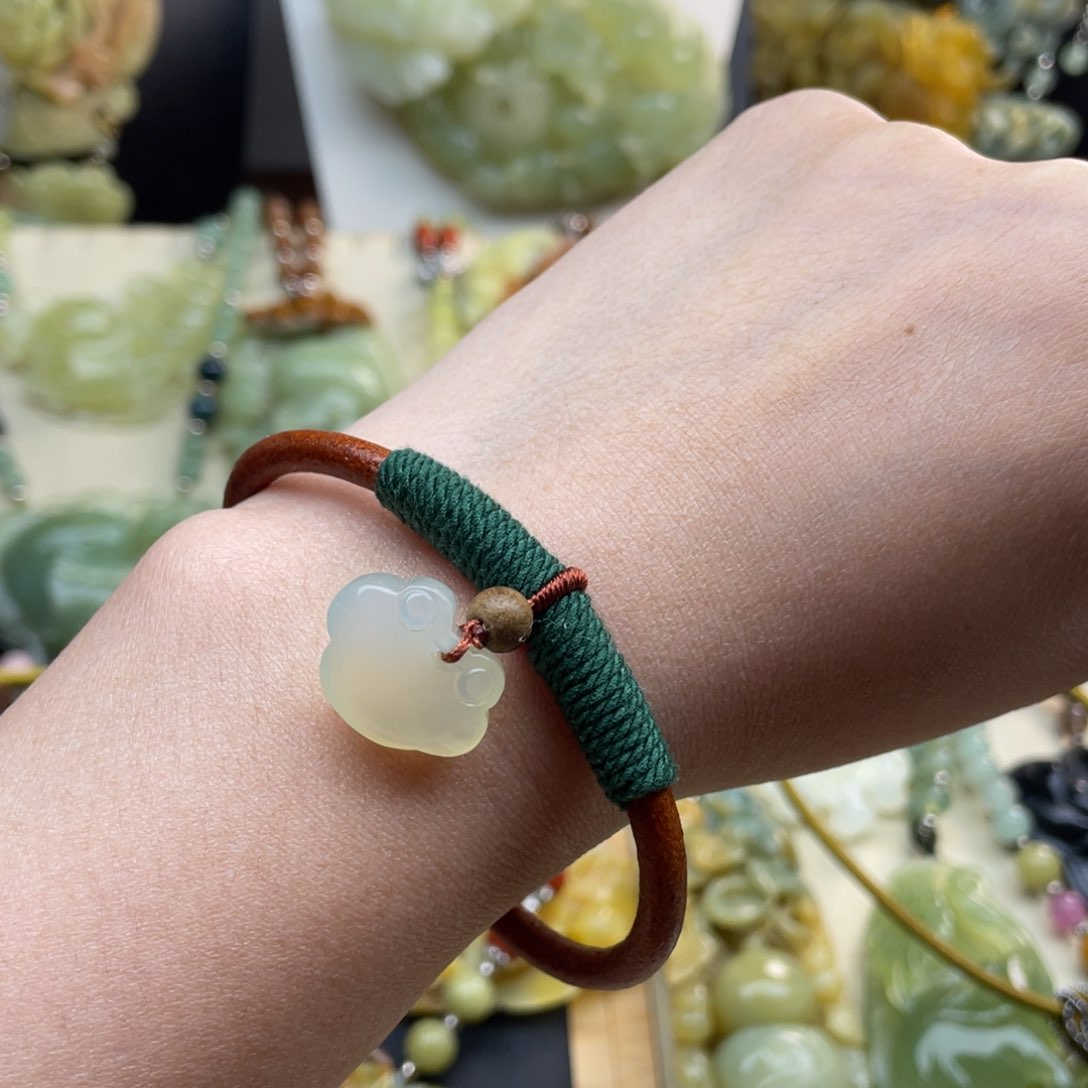 蛇纹石玉颈饰未镶嵌