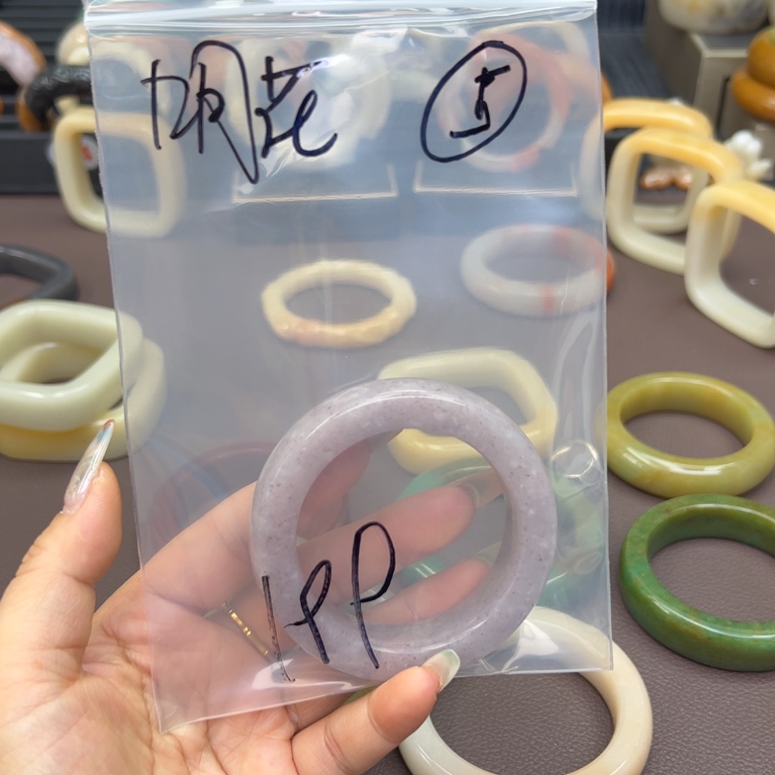 石英质玉手镯未镶嵌九*花