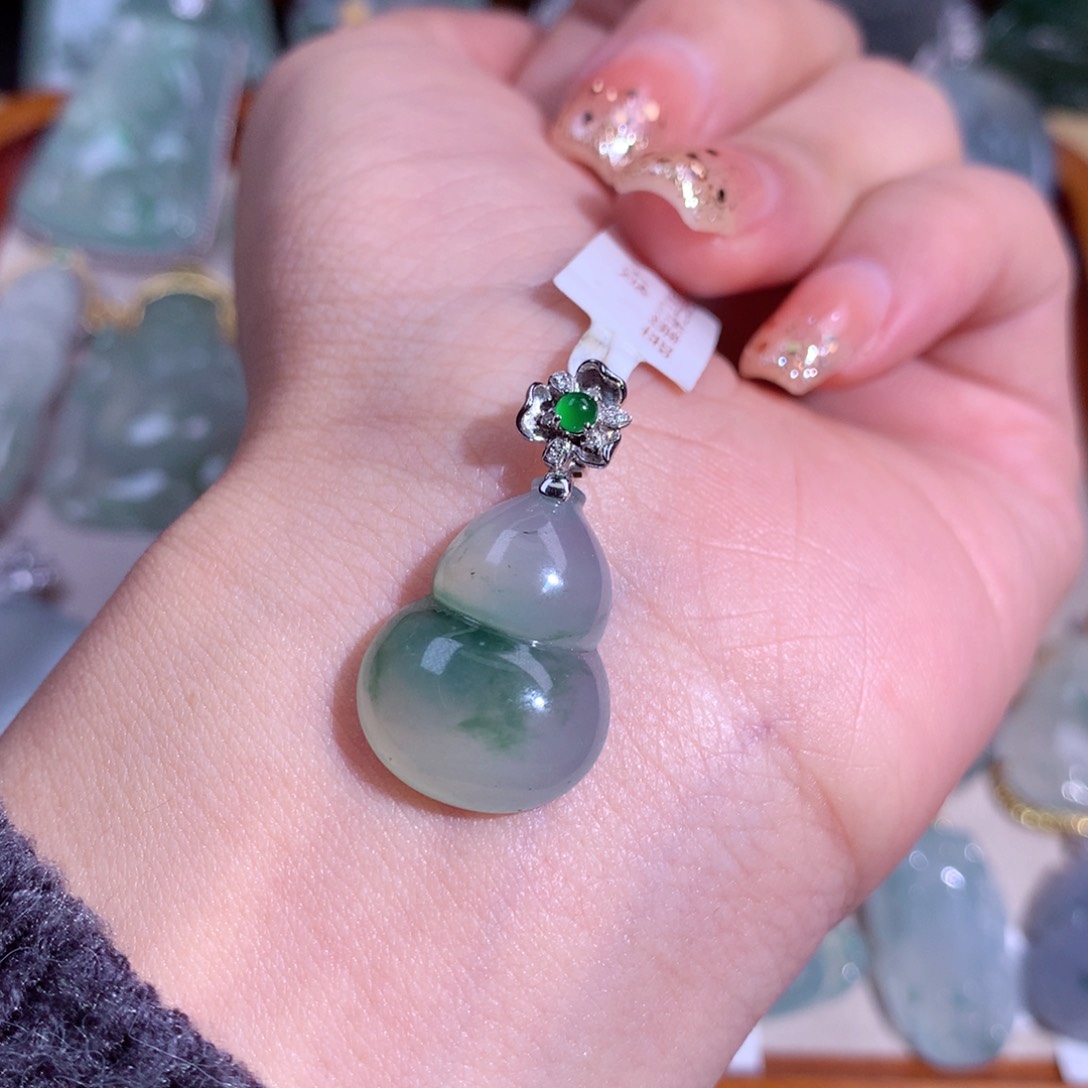 翡翠吊坠(不含链)18K金镶嵌飘花葫芦