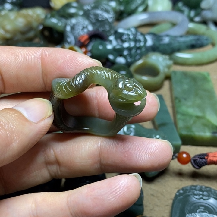 王***俊和田玉未镶嵌颈饰