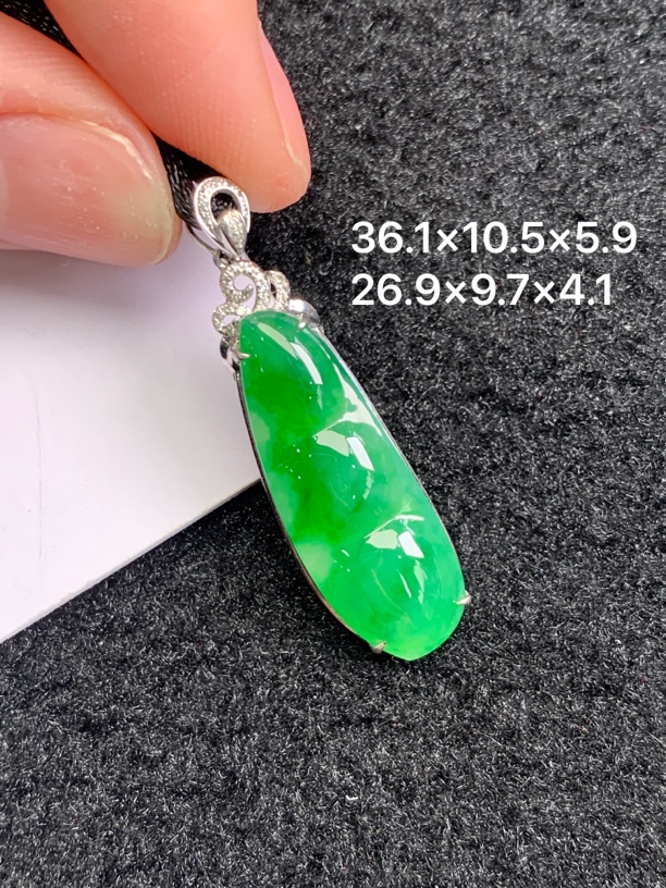 18K金镶嵌天然缅甸翡翠阳绿福豆吊坠