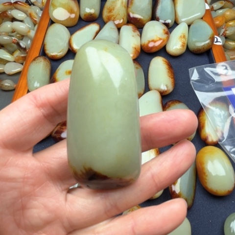 和田玉颈饰未镶嵌干***张