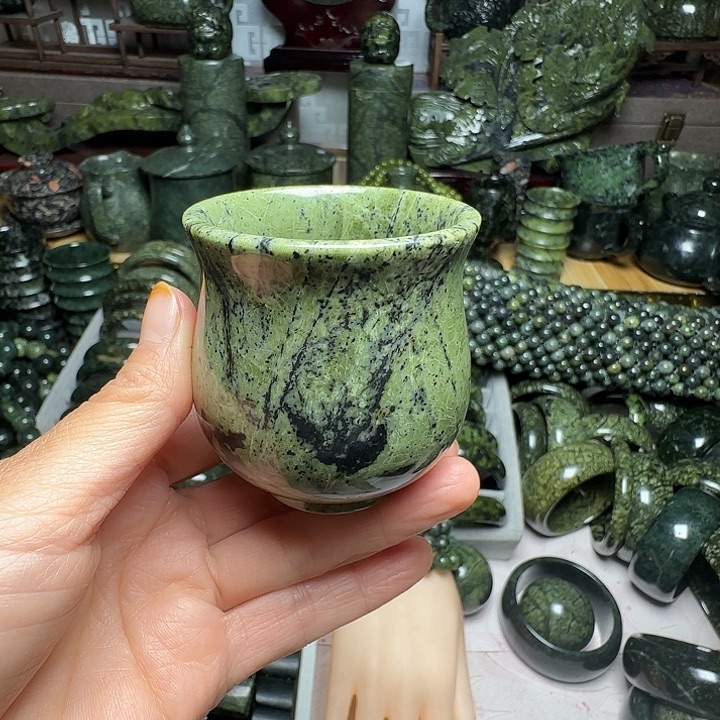 未镶嵌蛇纹石玉花瓶杯无**极