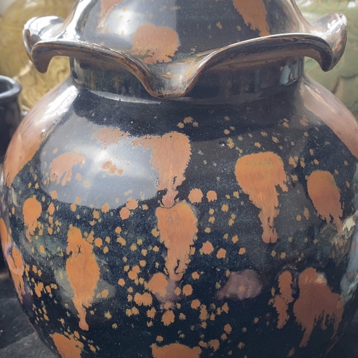 壶潇***A黑釉铁锈花荷叶盖罐