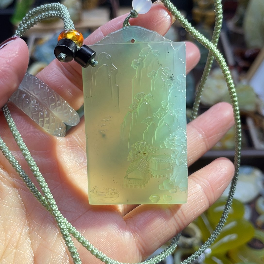 蛇纹石玉颈饰未镶嵌岫玉山水牌子