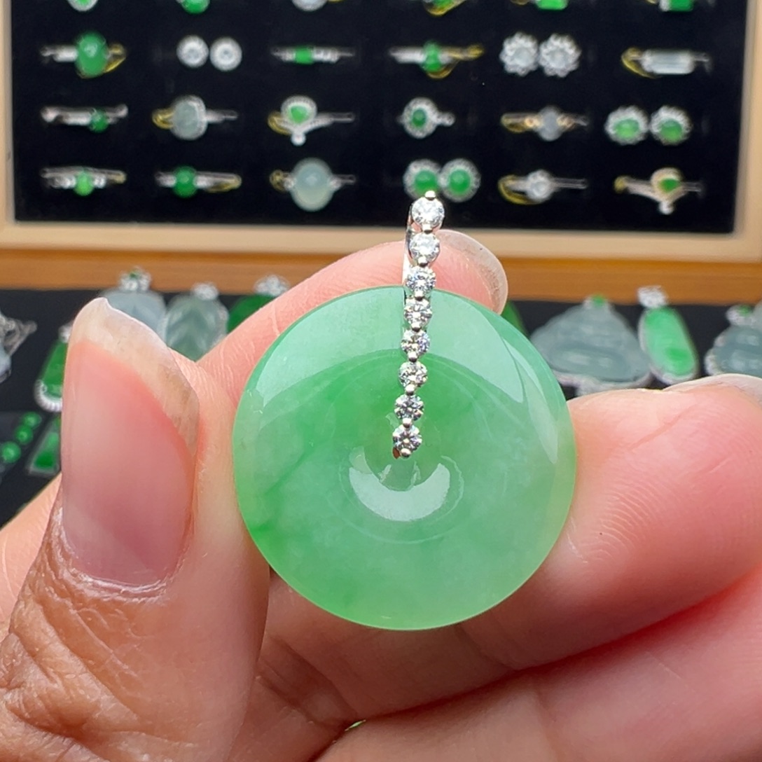 翡翠18K金镶嵌颈饰扣