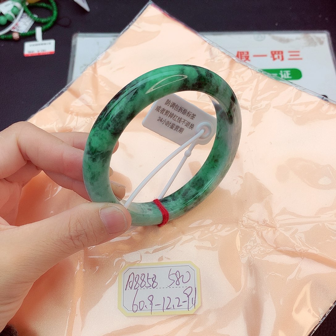 翡翠手镯未镶嵌翡翠