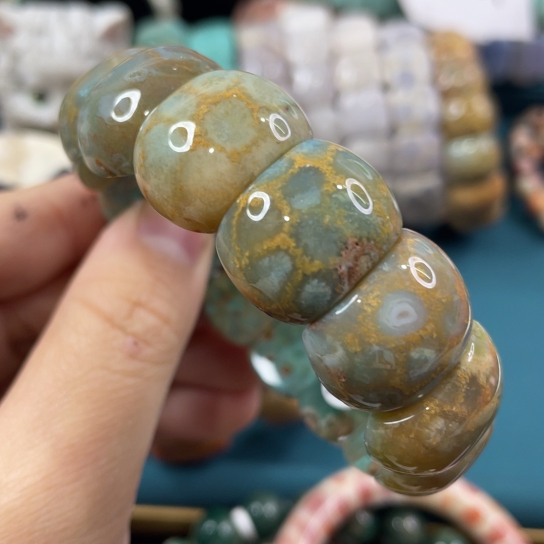 未镶嵌手镯硅化玉