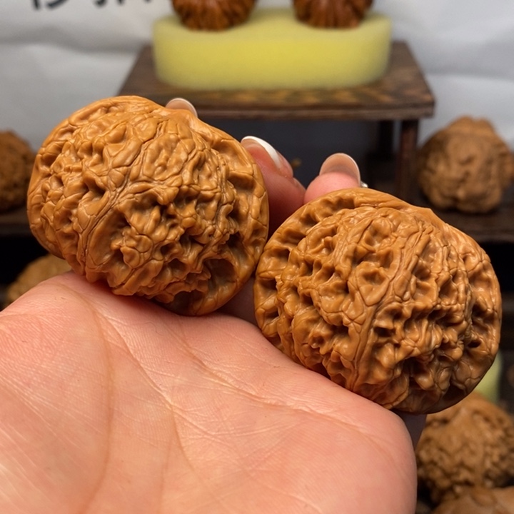 文玩核桃吊坠水龙纹