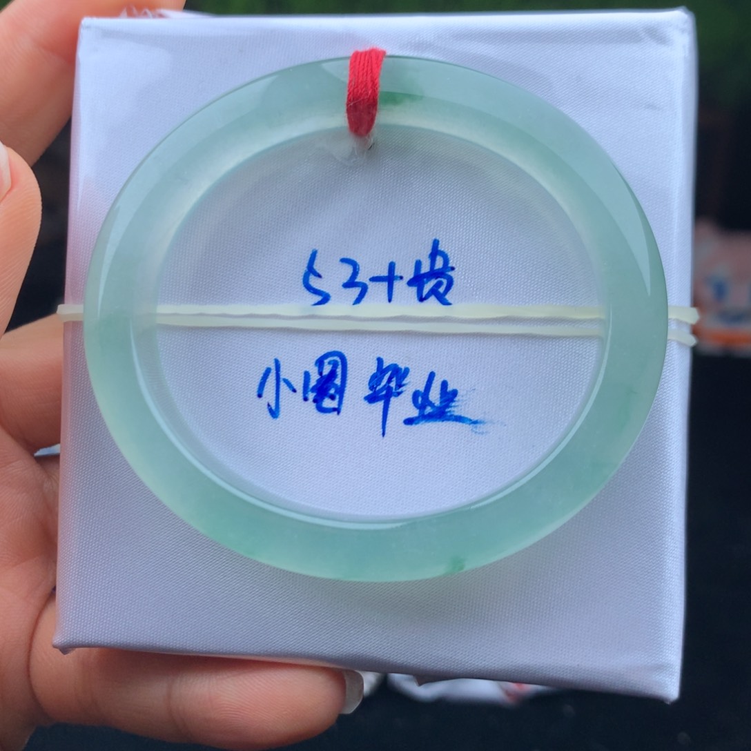 翡翠手镯未镶嵌万****?手镯