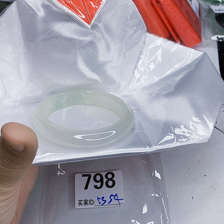 翡翠未镶嵌手镯一图一物实物为准（微瑕处理）