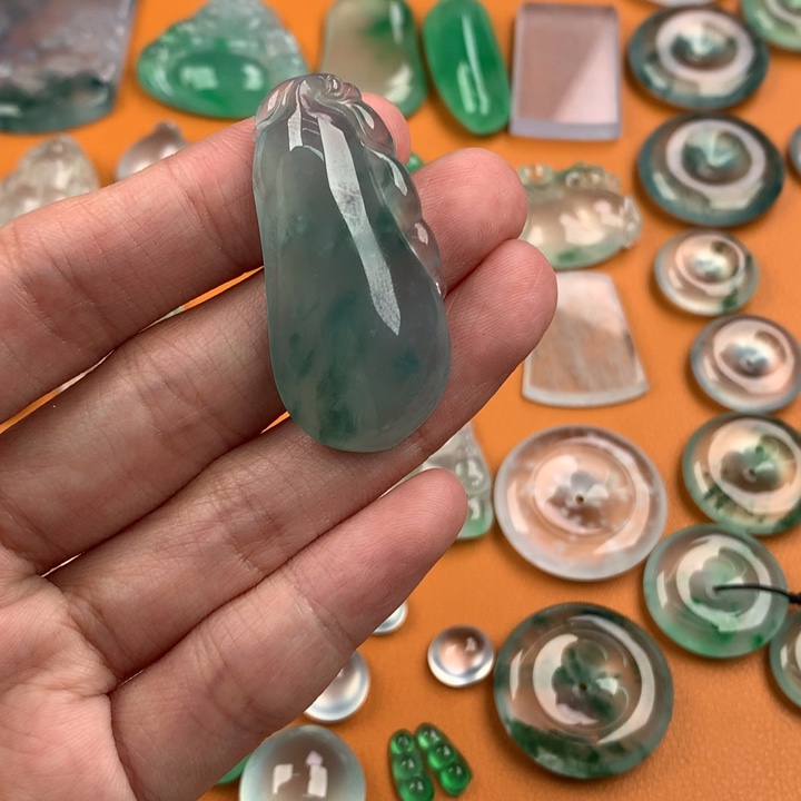 翡翠挂件未镶嵌….