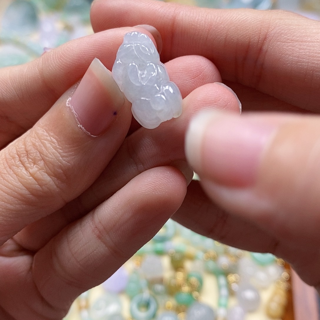 翡翠颈饰未镶嵌闪