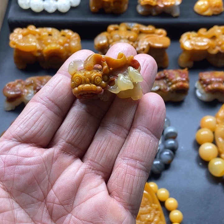 石英质玉（黄龙玉）未镶嵌颈饰