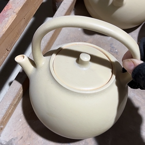 微瑕，明火，不能干烧，有滤孔，800黄泥苏打釉