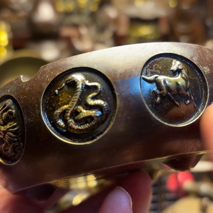 铜器摆件。  点击下单