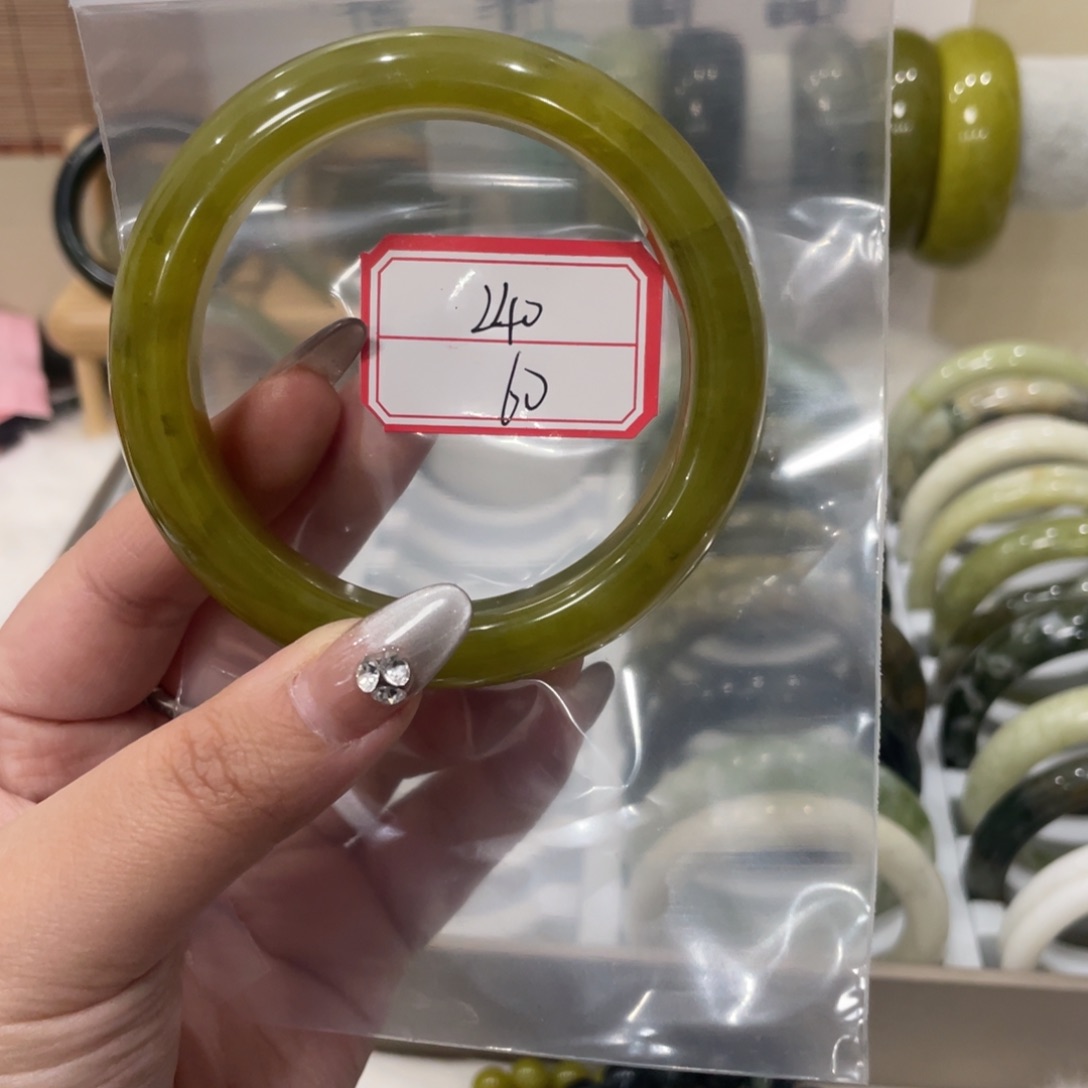 蛇纹石玉手镯未镶嵌