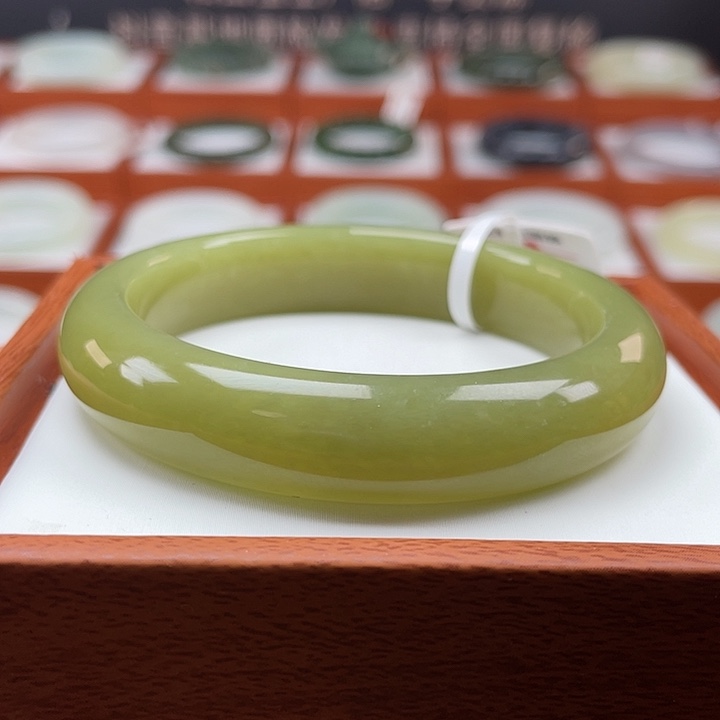 和田玉手镯未镶嵌黄口