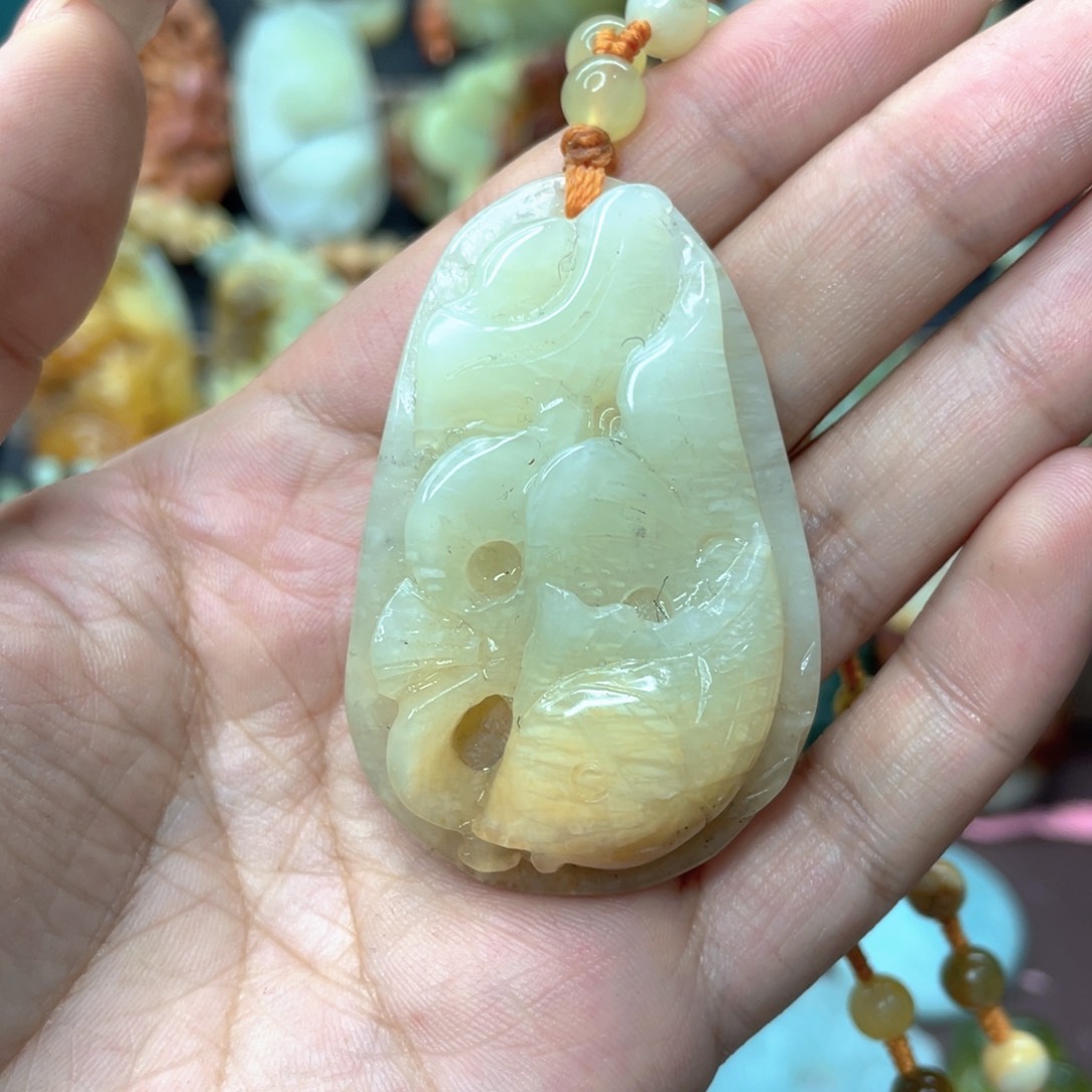 蛇纹石玉颈饰未镶嵌