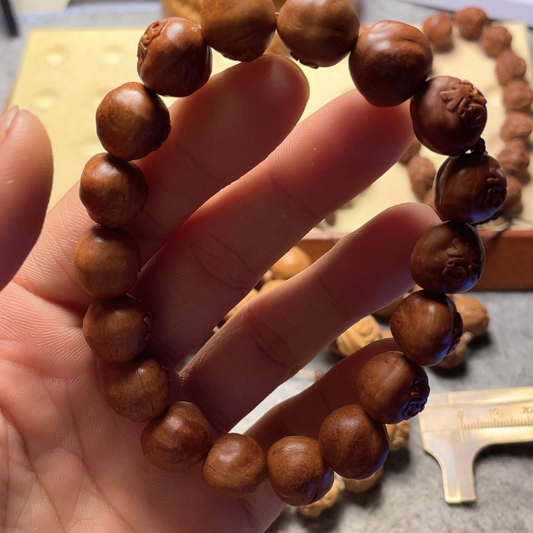 龙纹桃核雕刻横百福（色差）