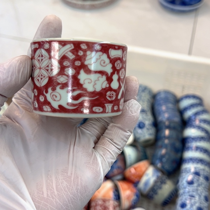 瓷片釉里红八宝纹直筒杯可乐