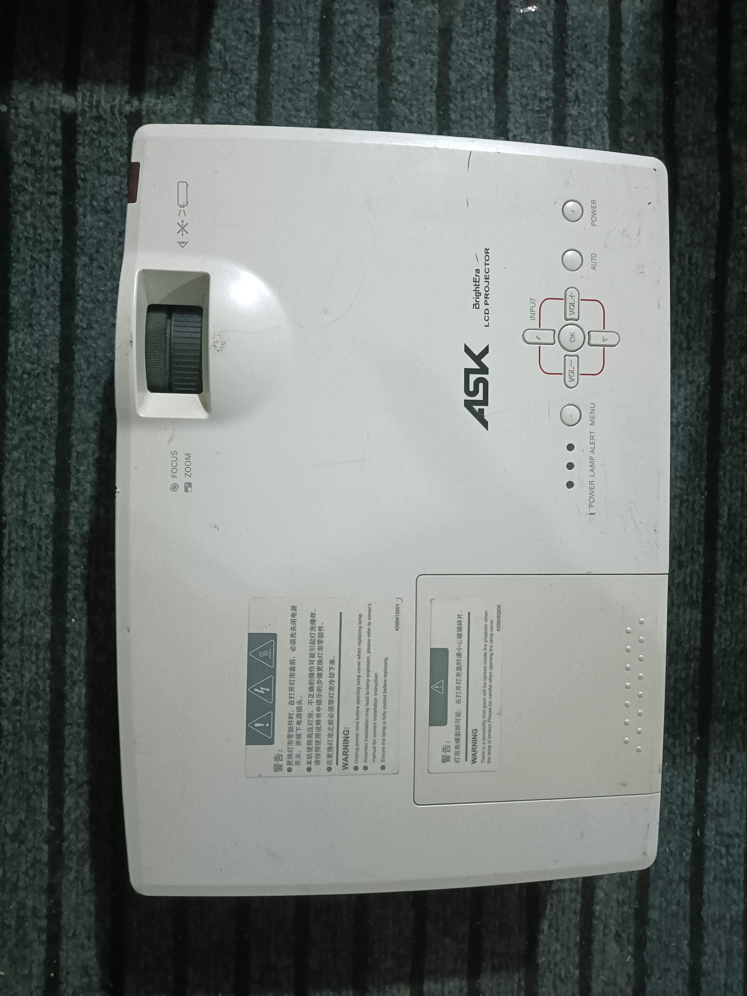 8新  二手高清投影机 运费自理