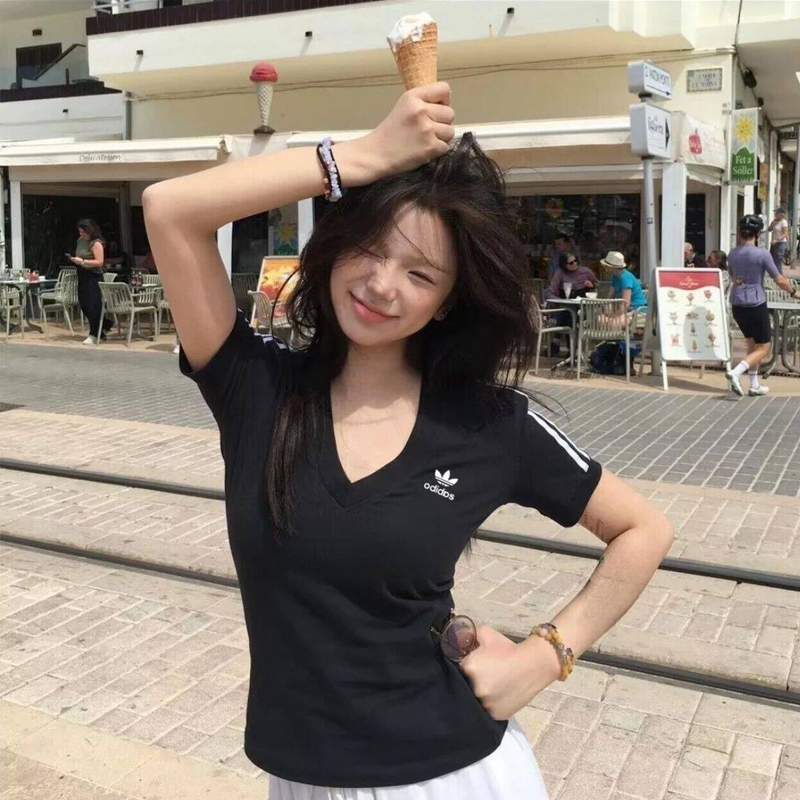 【商场撤柜】Jennie同款短T 女生刺绣V领 运动风短袖