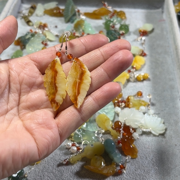 蛇纹石玉耳饰合金